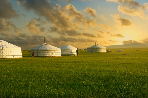 mongoliet_slätten_jurtor_AdobeStock_354009226